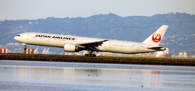 Boeing 777-200 (JA737J) - Landing 28L, from NRT, 02-10-2015