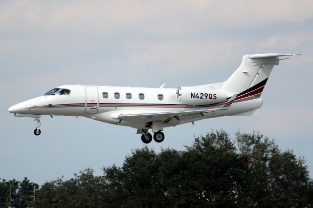 Embraer Phenom 300 (N429QS) - NetJets Phenom 300 on short finals for rwy 25 on 18-Oct-22 arriving from KTEB as EJA429.