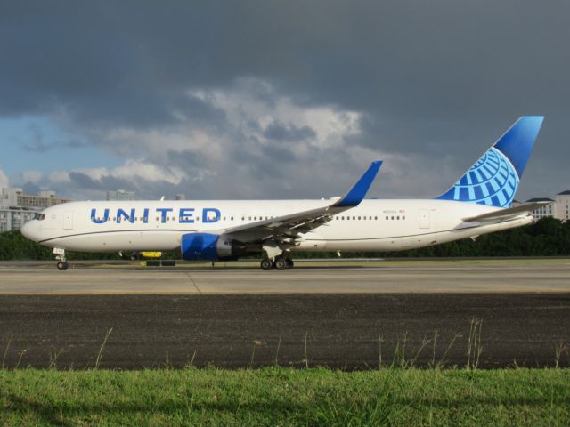 BOEING 767-300 (N651UA)