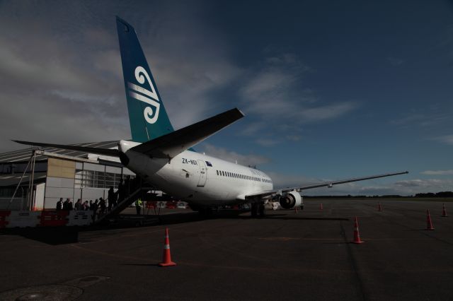 Boeing 737-700 (ZK-NGI) - Air New Zealand last Boeing 737 300 Farewell Tour at the Invercargill stopover, everyone came to say good bye. 8 Sept 2015