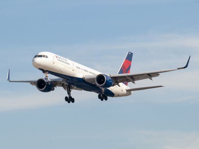 Boeing 757-200 (N667DN) - 2/9/2014