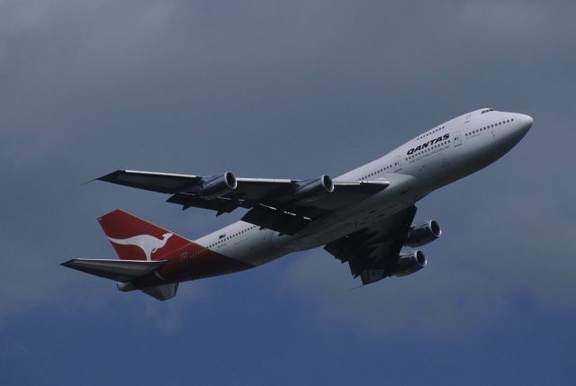 Boeing 747-200 (VH-ECC) - Departure at Narita Intl Airport Rwy16R on 1998/10/03