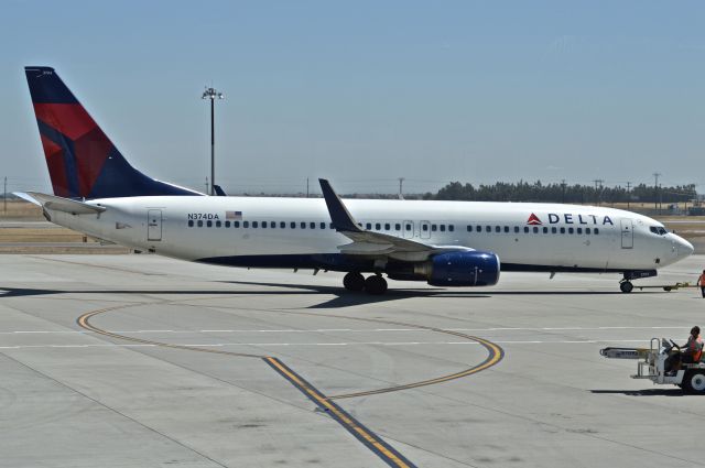 Boeing 737-800 (N374DA)