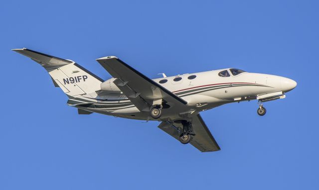 Cessna Citation Mustang (N91FP) - Runway 02L arrival @KDPA.