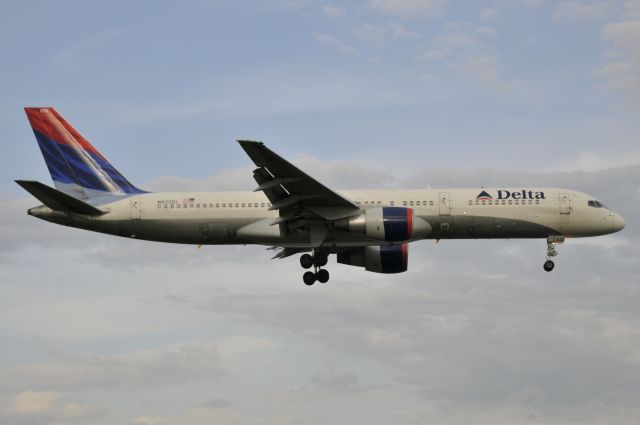 Boeing 757-200 (N632DL) - Seen at KDCA on 5/9/2009.