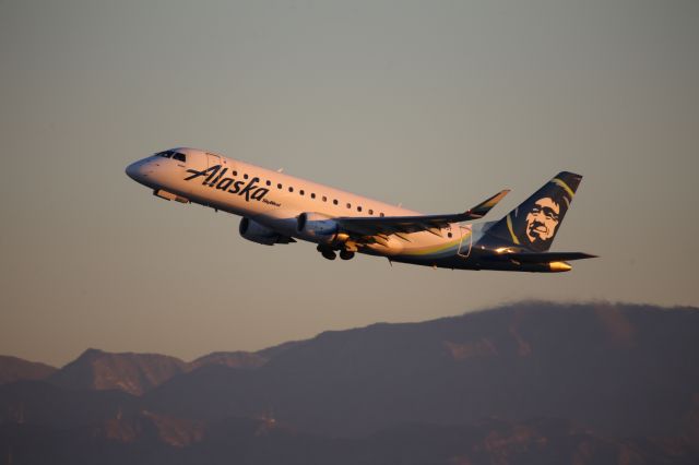 EMBRAER 175 (long wing) (N183SY)