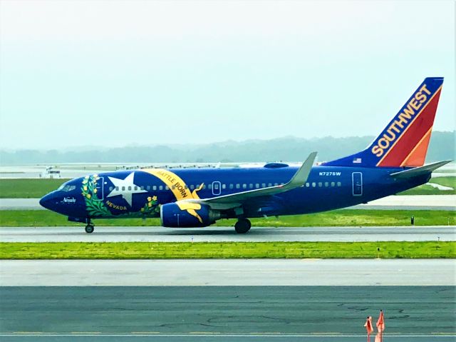 Boeing 737-700 (N727SW) - Nevada One, taxiing to the stand after arrival from ORF as WN1033