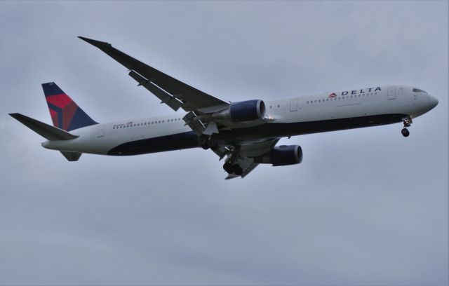 BOEING 767-400 (N828MH)