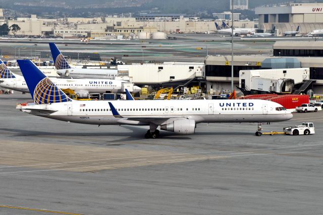 Boeing 757-200 (N589UA)