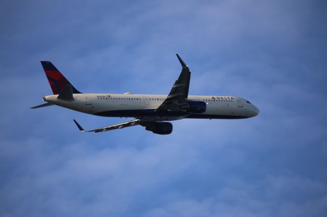 Airbus A321 (N337DN)