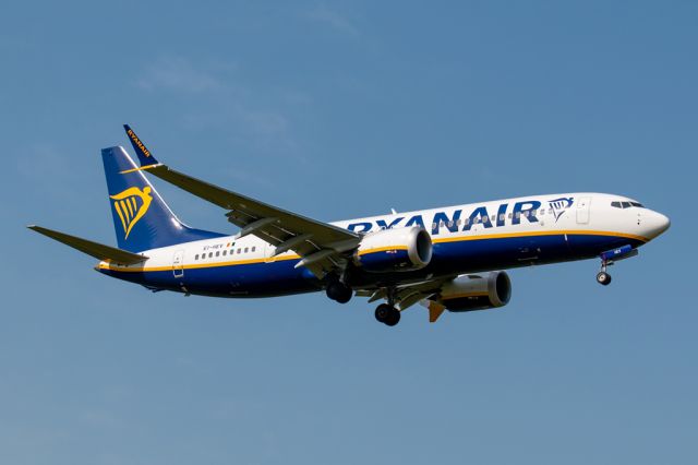 Boeing 737-700 (EI-HEV)