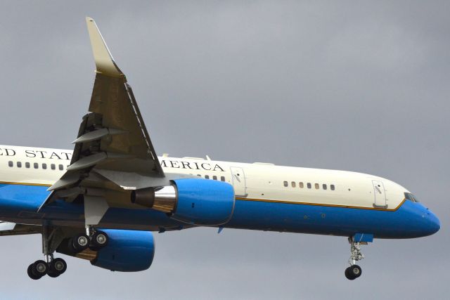 98-0001 — - Air Force One about to arrive on runway 7R at Milwaukee