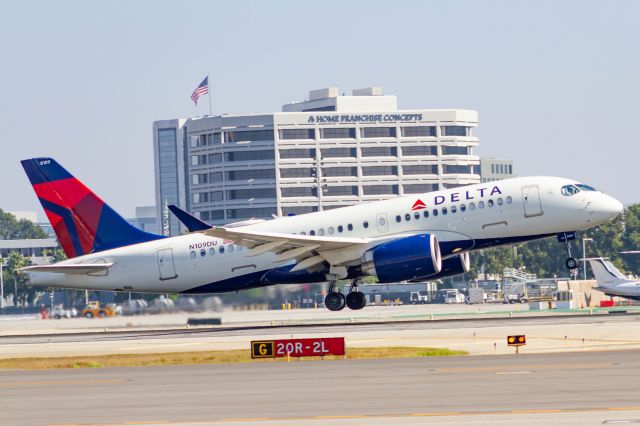 Airbus A220-100 (N109DU)