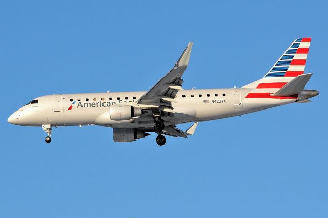 Embraer 175 (N422YX)