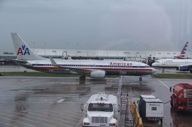 BOEING 737-300 (N919AN) - American  Airline B737 leaving the gate at KORD