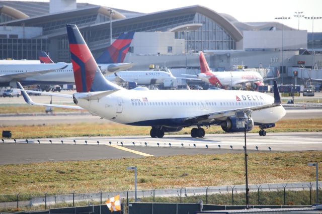 Boeing 737-800 (N377DE)