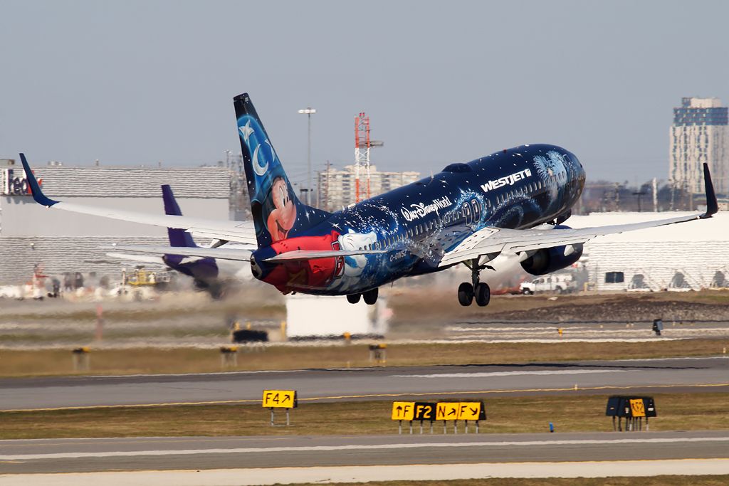 Boeing 737-800 (C-GWSZ)