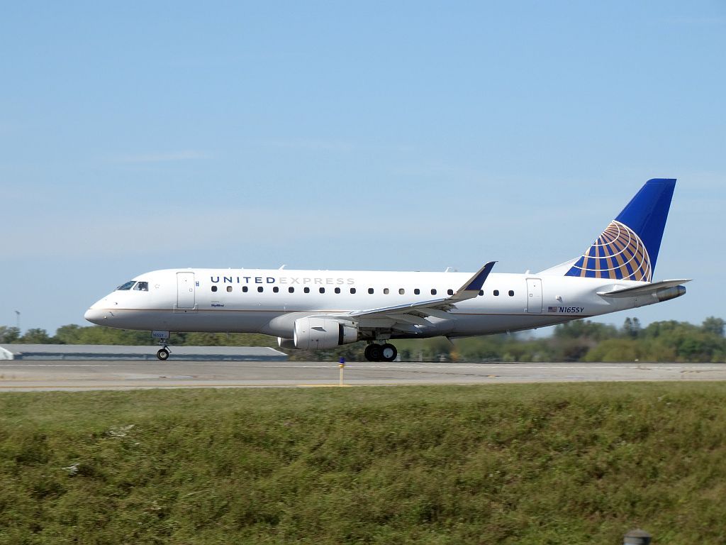 Embraer 175 (N165SY)