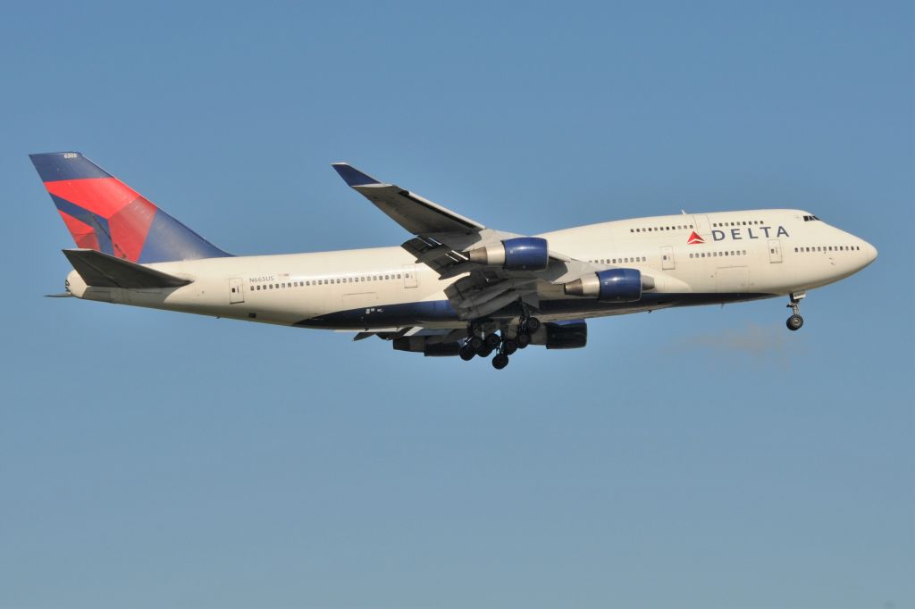 Boeing 747-400 (N665US)