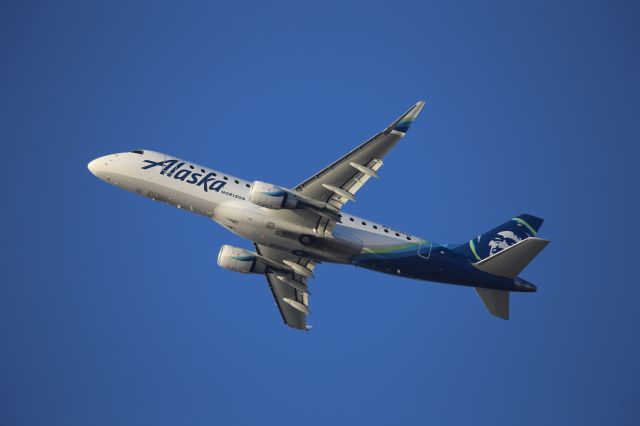 EMBRAER 175 (long wing) (N636QX)