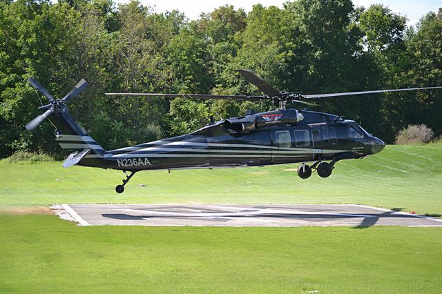 Sikorsky S-70 (N236AA)