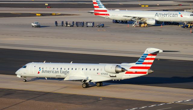 Canadair Regional Jet CRJ-700 (N758SK) - SPOTTED AT KPHX ON FEB, 13, 2021