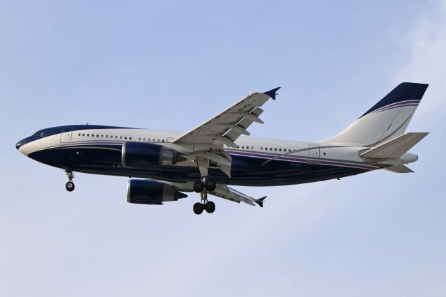 Airbus A310 (HZ-NSA) - On final for RWY 24R from Dusseldorf Intl (DUS/EDDL) on 17 Nov 2017. Happy to see this A310-304, HZ-NSA, c/n 431, again and catch it before landing.