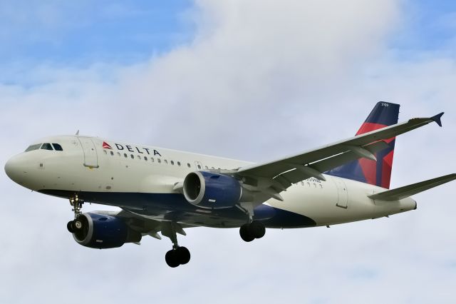 Airbus A319 (N359NB)