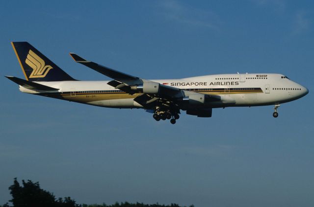 Boeing 747-400 (9V-SPI) - Short Final at Narita Intl Airport Rwy16R on 1997/07/19