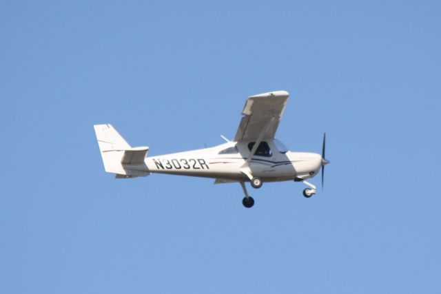 Cessna Skycatcher (N3032R) - Cessna Skycatcher (N3032R) on approach to Runway 4 at Sarasota-Bradenton International Airport