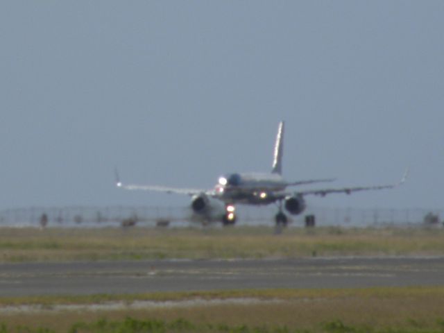 — — - American Airlines 757 taking off at PHNL Runway 8R