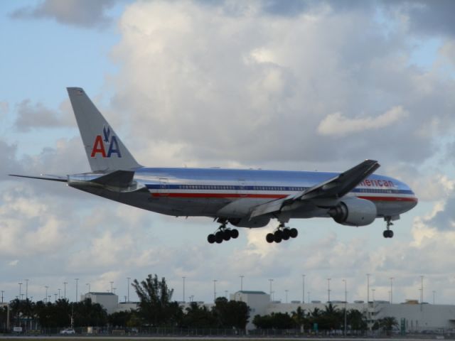 Boeing 777-200 (N757AN)