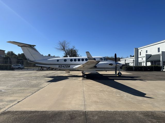 Beechcraft Super King Air 300 (N942BW) - 06-FEB-2023.