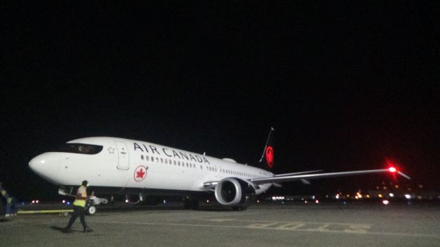 Boeing 737 MAX 8 (C-FSOC)
