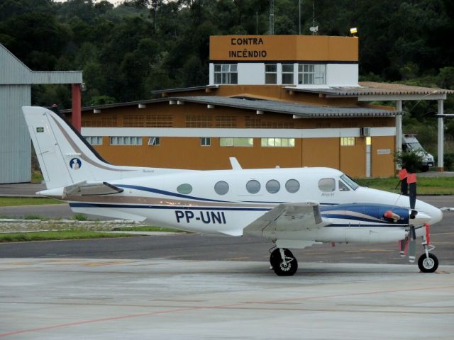 Beechcraft King Air 90 (PP-UNI) - Beechcraft King Air C-90 (cn LJ-1682) Criciúma - Forquilhinha (CCM / SBCM), Brazil