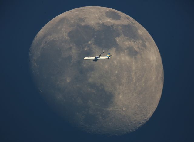 Boeing 757-200 (D-ABOE) - Photo prise au mois de juin de cette année en Vendée