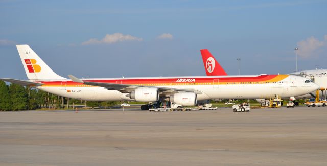 BOEING 747-300 (EC-JCY) - Diverted en-route to Miami crew ran out of Duty time had to spend the Night in Orlando