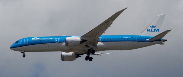 Boeing 787-9 Dreamliner (PH-BHL) - After months of missing this plane after its start to flying into IAH since KLM retired the 744s I finally get my a KLM 789.  On final here for 26R.