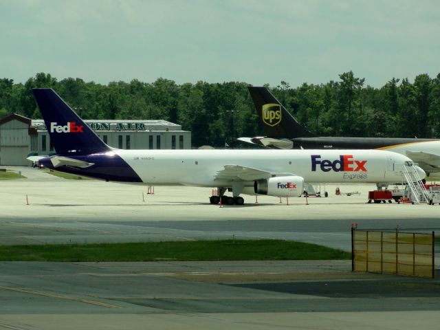 Boeing 757-200 (N960FD)