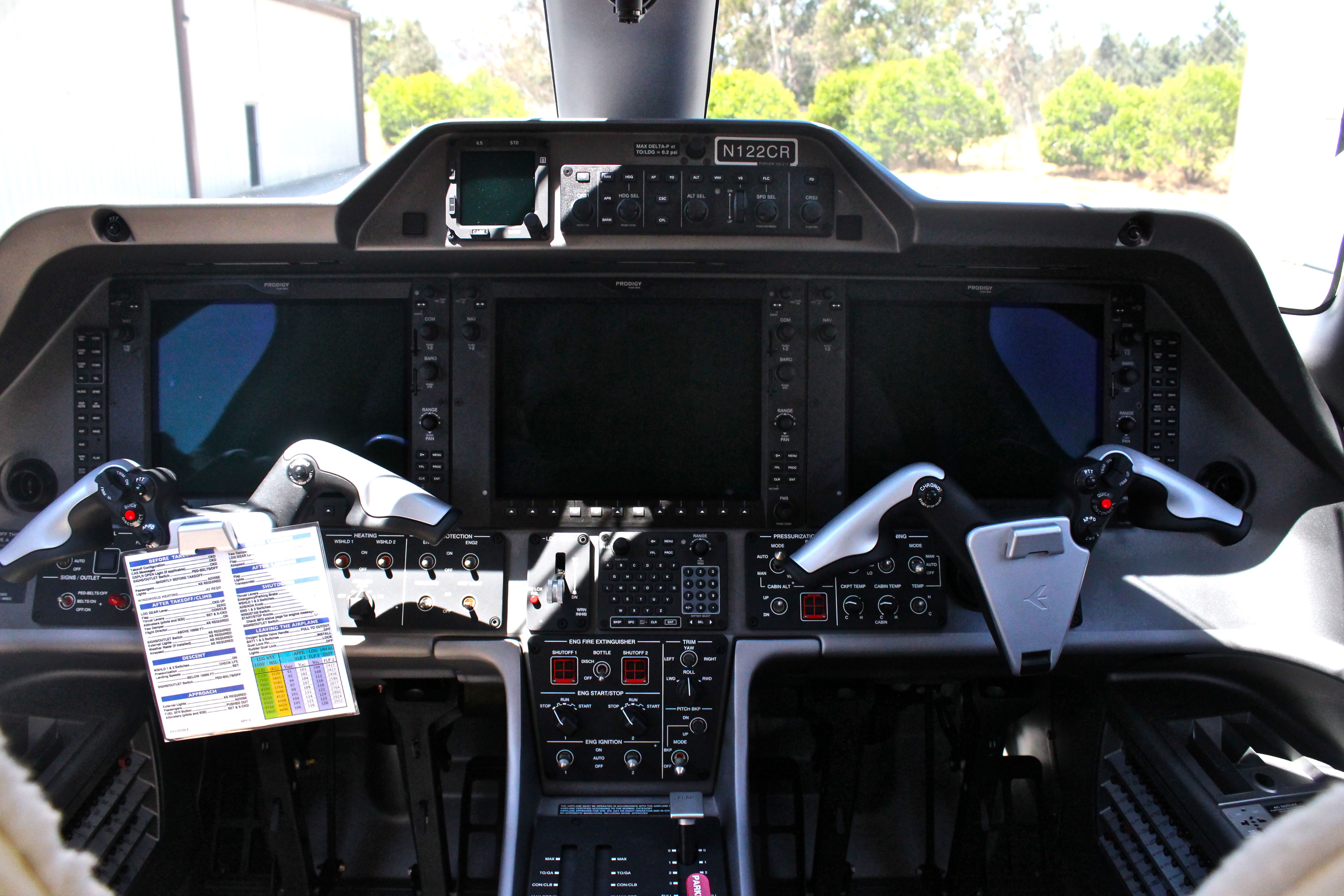 Embraer Phenom 100 (N122CR) - Cockpit