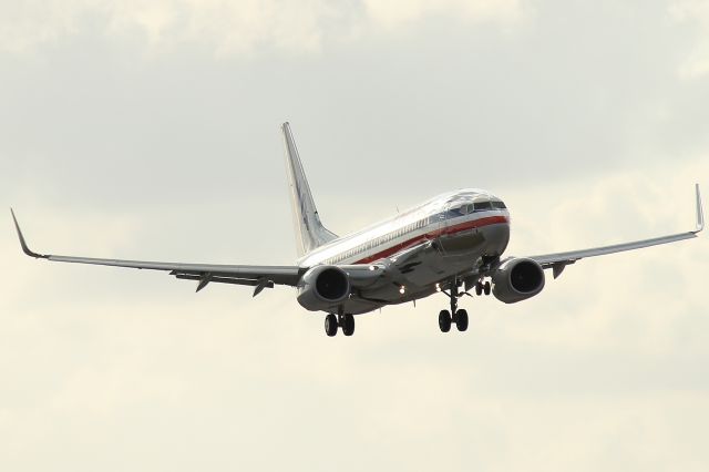 Boeing 737-800 (N917NN) - American flight 2290 from Henry E Rohlsen Airport on final for RWY 9. Taken from just east of El Dorado Furniture. 3/31/13