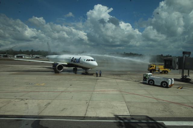 — — - Pará ganha novo voo para os Estados Unidos e linhas aéreas nacionaisbr /A nova linha se somará aos outros quatro voos diretos internacionais já ofertados partindo da capital paraense: Belém-Lisboa (Portugal), realizado pela TAP; Belém-Miami (EUA), feito pela Latam; Belém-Caiena (Guiana Francesa), operado também pela Azul; e ainda Belém-Paramaribo (Suriname), realizado pela GOL. Na foto: Aeronave Air Bus 330 com capacidade para 263 passageiros. Nova rota já começa com 20 mil reservas feitas. br /FOTOS: SODREPARA