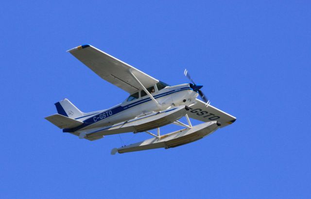 C-GSTO — - C-GSTO Cessna R-172-K Hawk XP II en vol au dessus du fleuve St-Laurent QC. à Lavaltrie le 19-09-2021 à 13:40