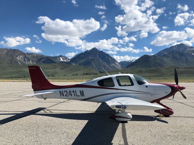 Cirrus SR22 Turbo (N241LM)