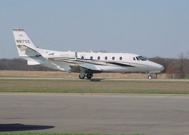 Cessna Citation Excel/XLS (N917EE) - Taxiing to 27 on 3/23/10