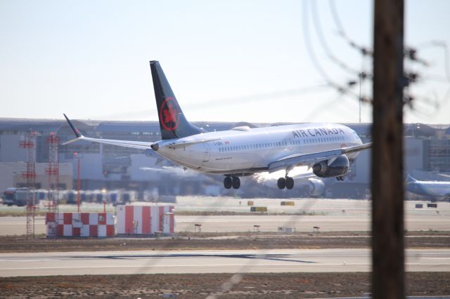 Boeing 737 MAX 8 (C-GEHI)