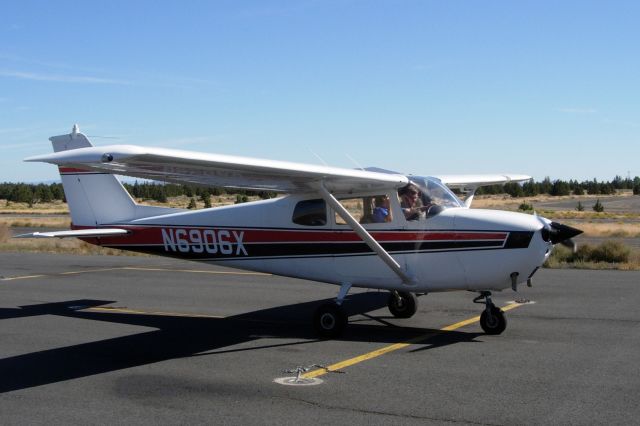 Cessna Skyhawk (N6906X)