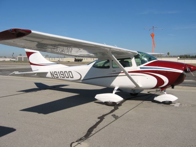 Cessna Skylane (N91900) - PARKED AT FULLERTON