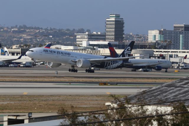 Boeing 777-200 (ZK-OKD)