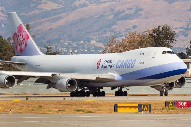 Boeing 747-400 (B-18716)